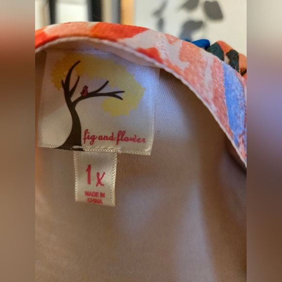 Fig and Flower:Multicolor Feather Print Women's Top - Picture 3 of 3